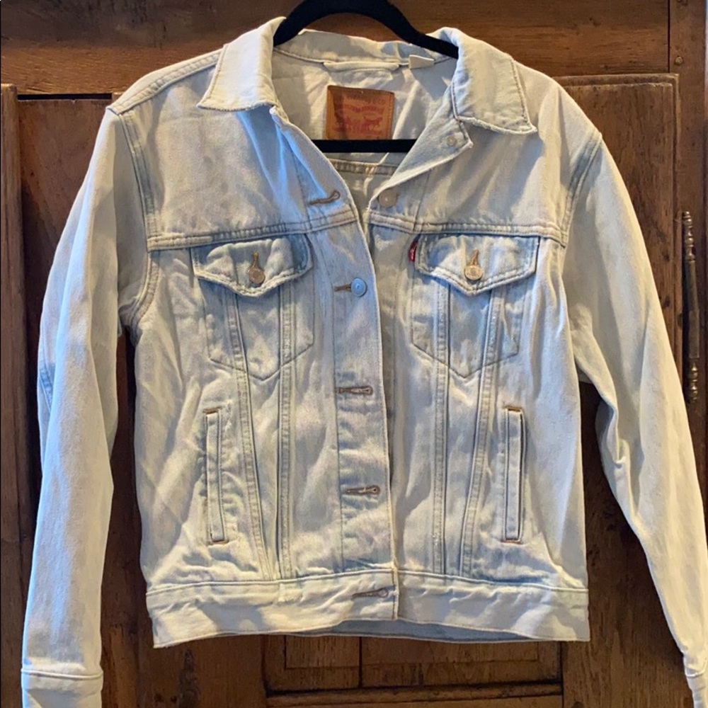 Levi’s light wash jean jacket